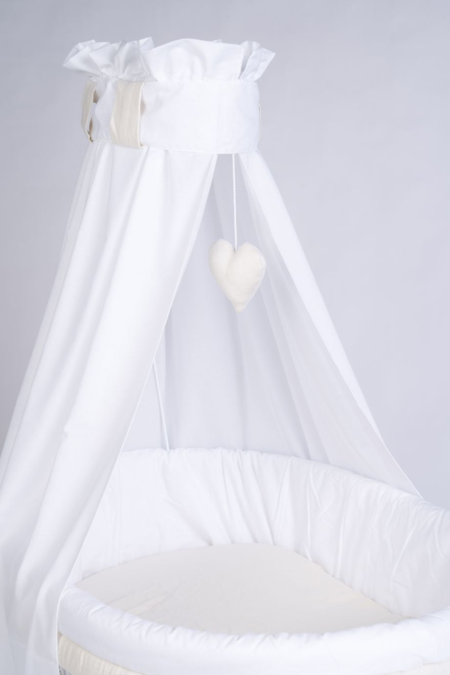 White Stubenwagen Maxi with canopy, soft fabric lining, and heart-shaped hanging decoration. - Mionido - Stubenwagen Maxi (weiß)