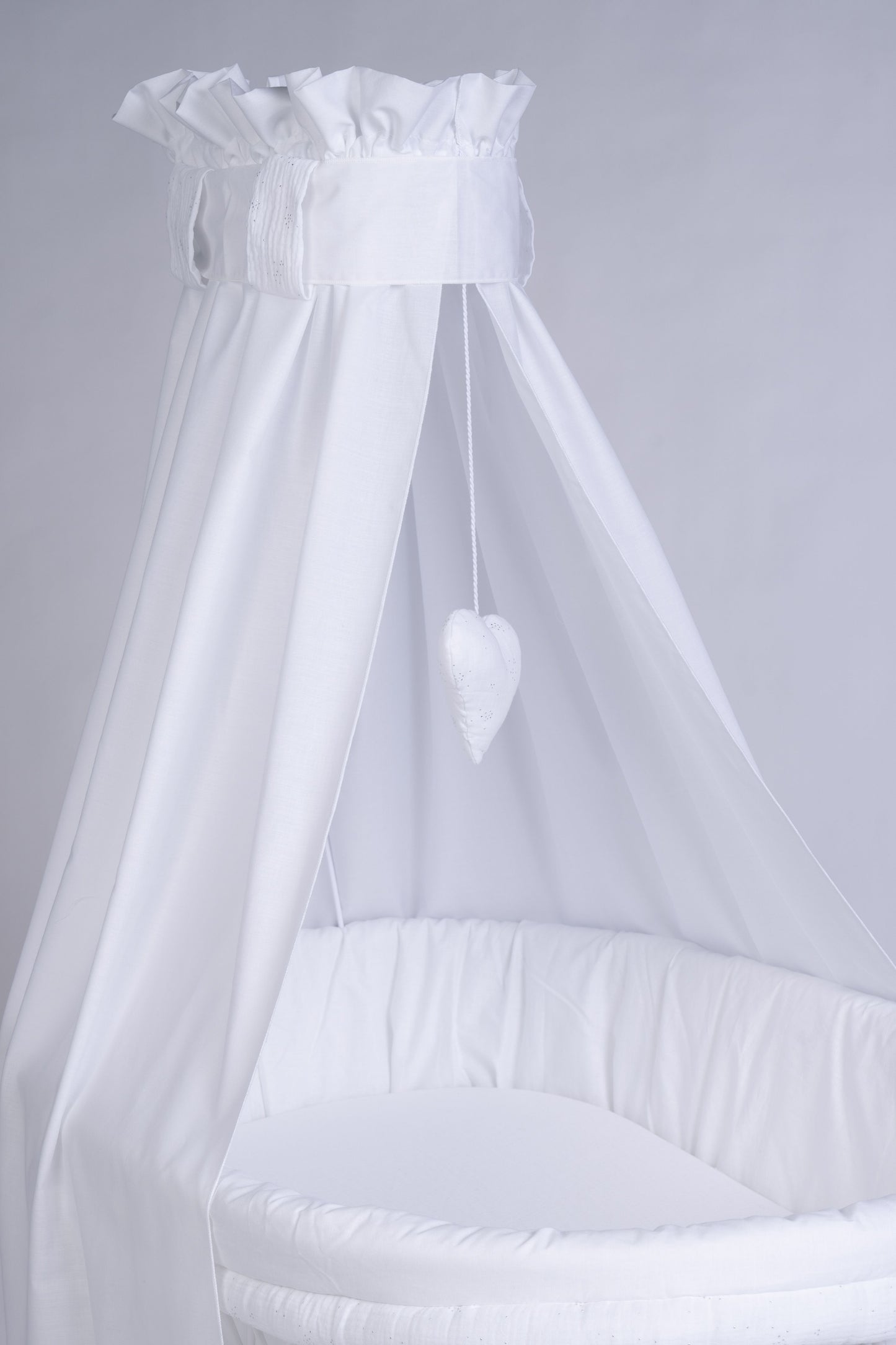 White Stubenwagen bassinet with sheer canopy and hanging fabric heart ornament. - Mionido - Stubenwagen Maxi (natur)
