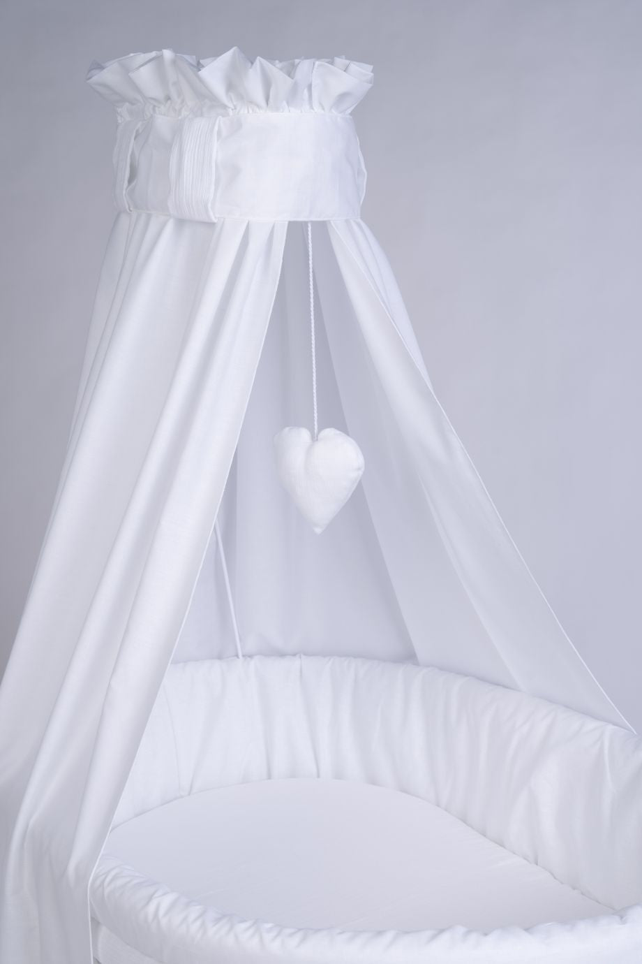 White Stubenwagen maxi with soft canopy and hanging heart mobile. - Mionido - Stubenwagen Maxi (natur)