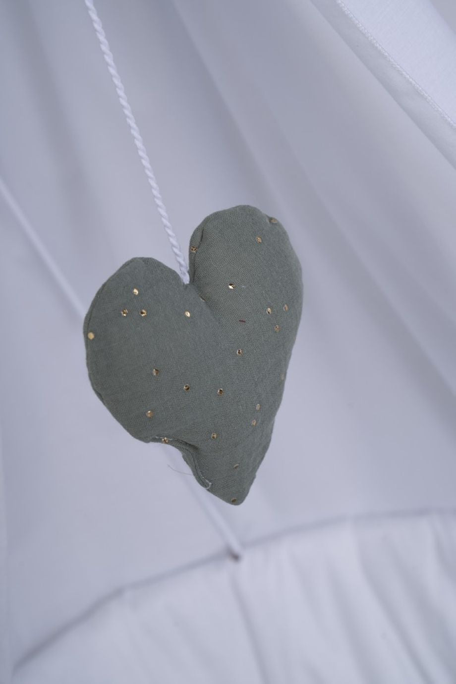 Green fabric heart with gold dots hanging inside natural Stubenwagen Maxi bassinet canopy. - Mionido - Stubenwagen Maxi (natur)