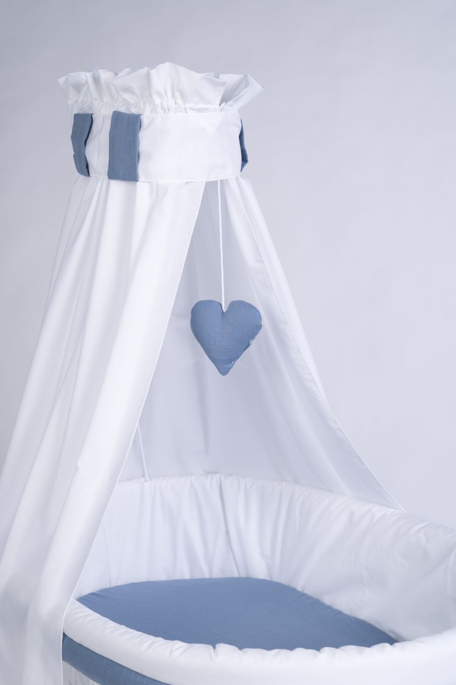 White Stubenwagen canopy with blue heart decoration and matching blue mattress cushion. - Mionido - Stubenwagen Maxi (natur)